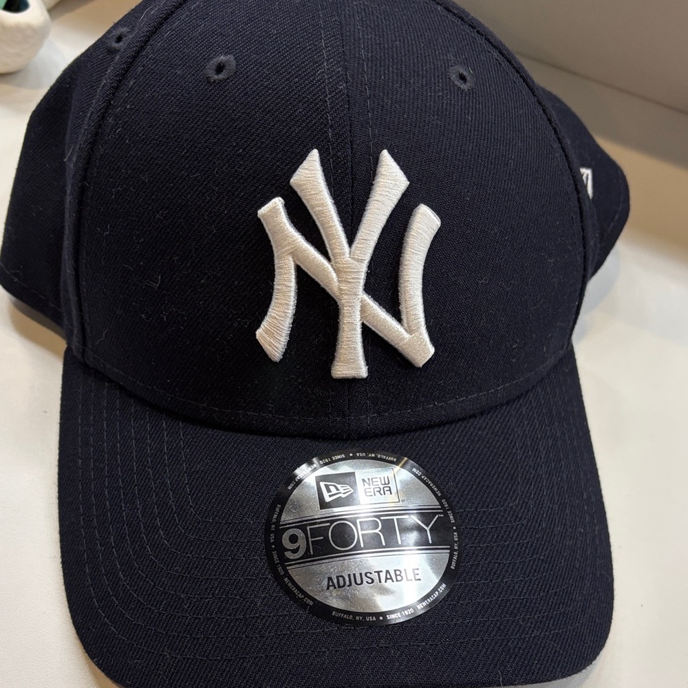Men or women (New Era Dark Blue 9FORTY Cap with White Logo

GET BEFORE DONATED!